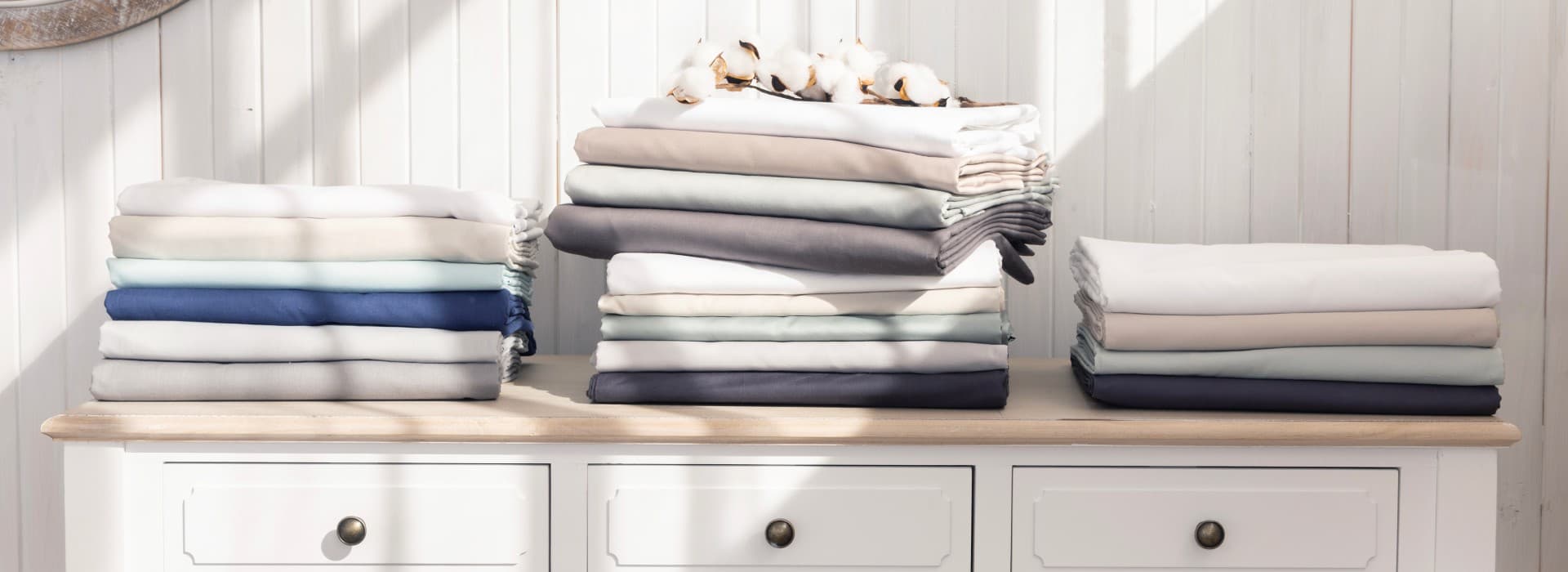 FITTED VS FLAT SHEETS: WHY YOU NEED BOTH IN YOUR LINEN CUPBOARD