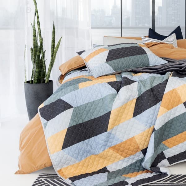 DORIS GREY QUILT SET