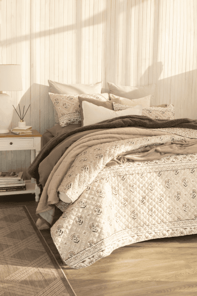 ISHANI GREY QUILT SET